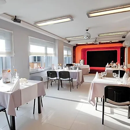 Mloda Europa Hotel *